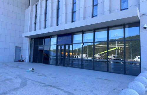 air-6918982商务座候车区