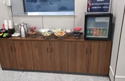 air-6918982商务座候车区