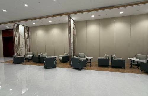 air-6919621商务座候车区