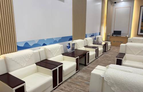 air-10384229商务座候车区