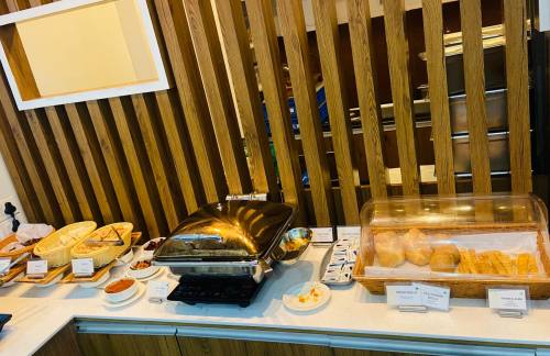 TRVThe Lounge (Domestic)