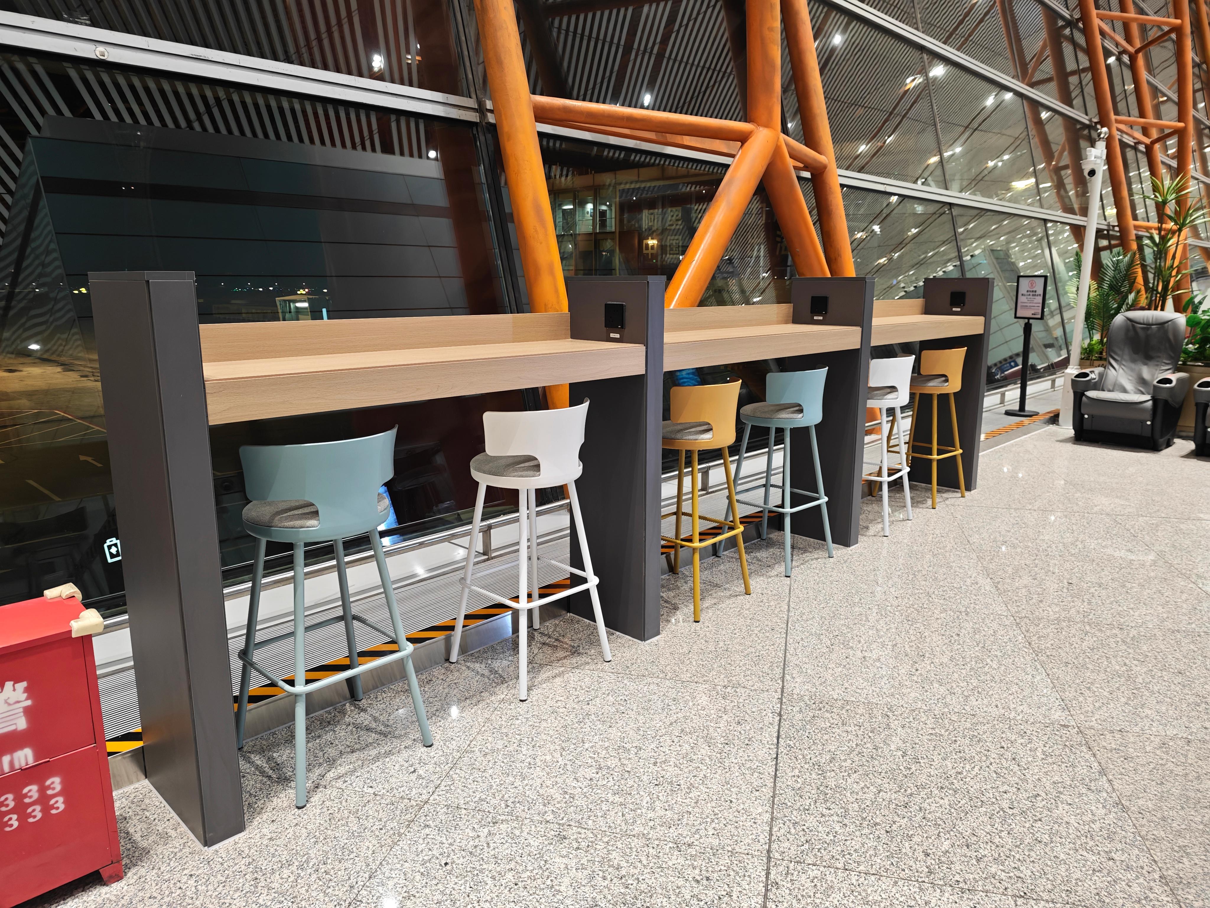 CIP International Lounge atmosphere, image 7