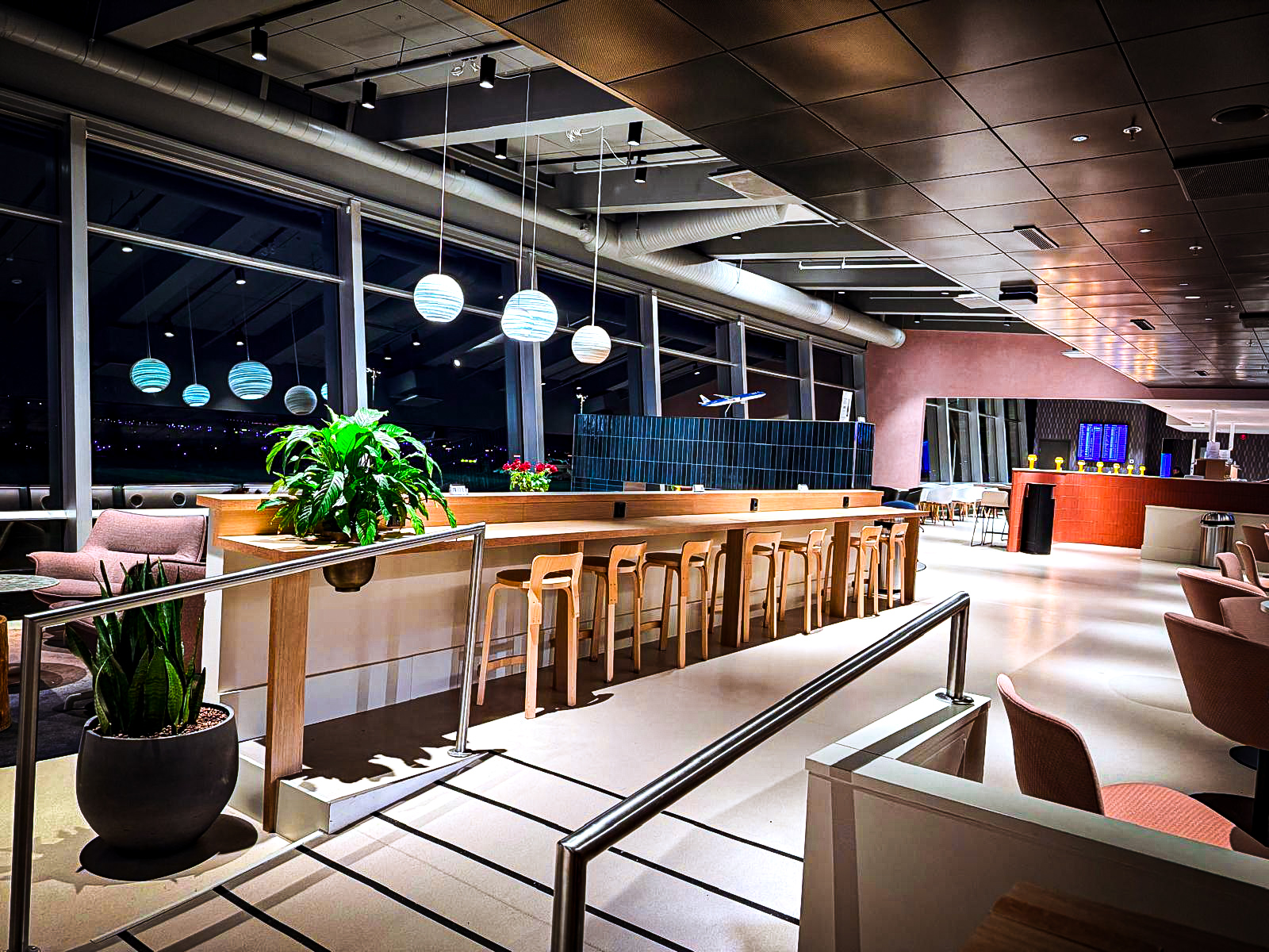 Aspire Lounge (Gate 27) atmosphere, image 3