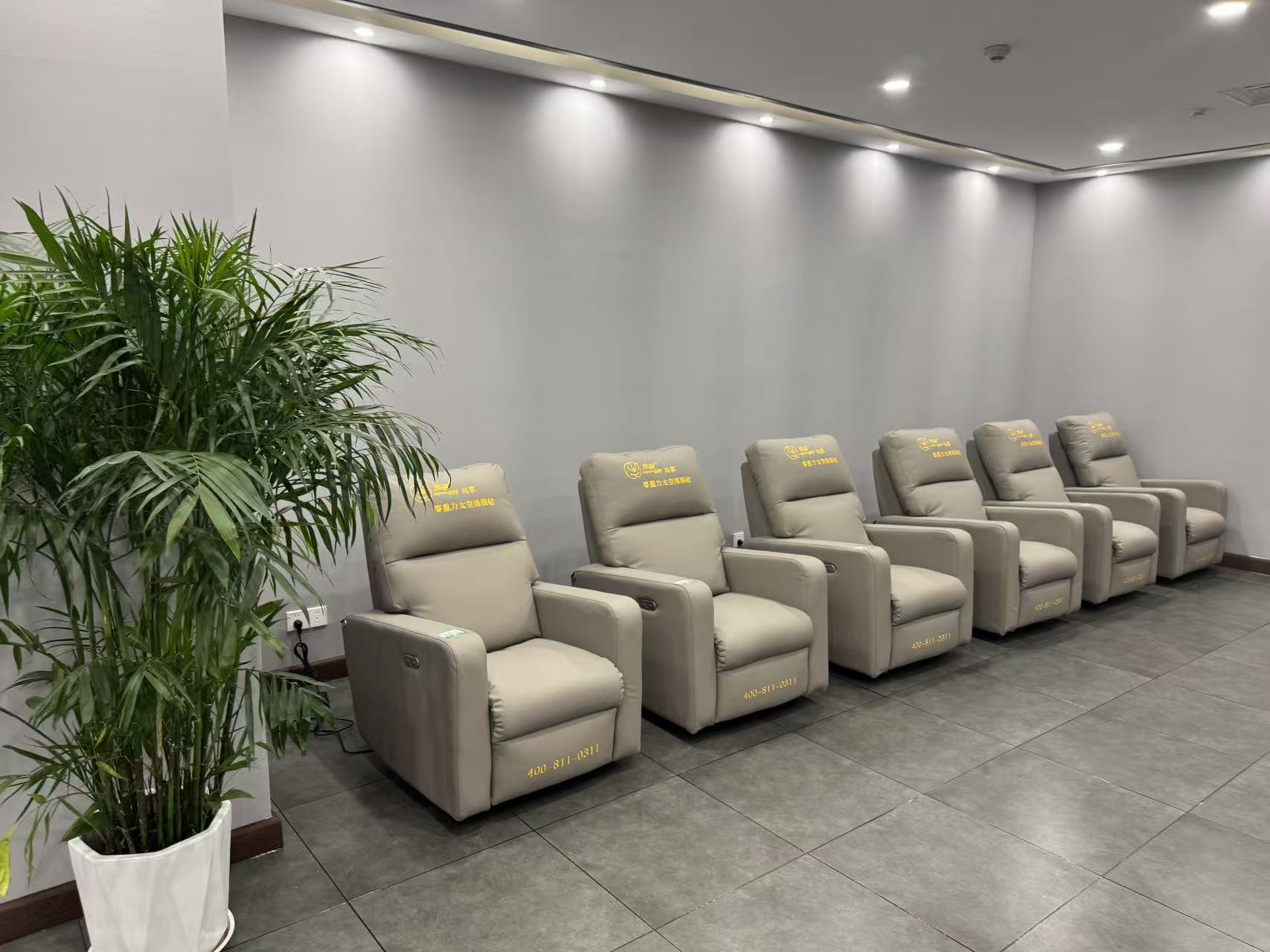 First Class Lounge atmosphere, image 3