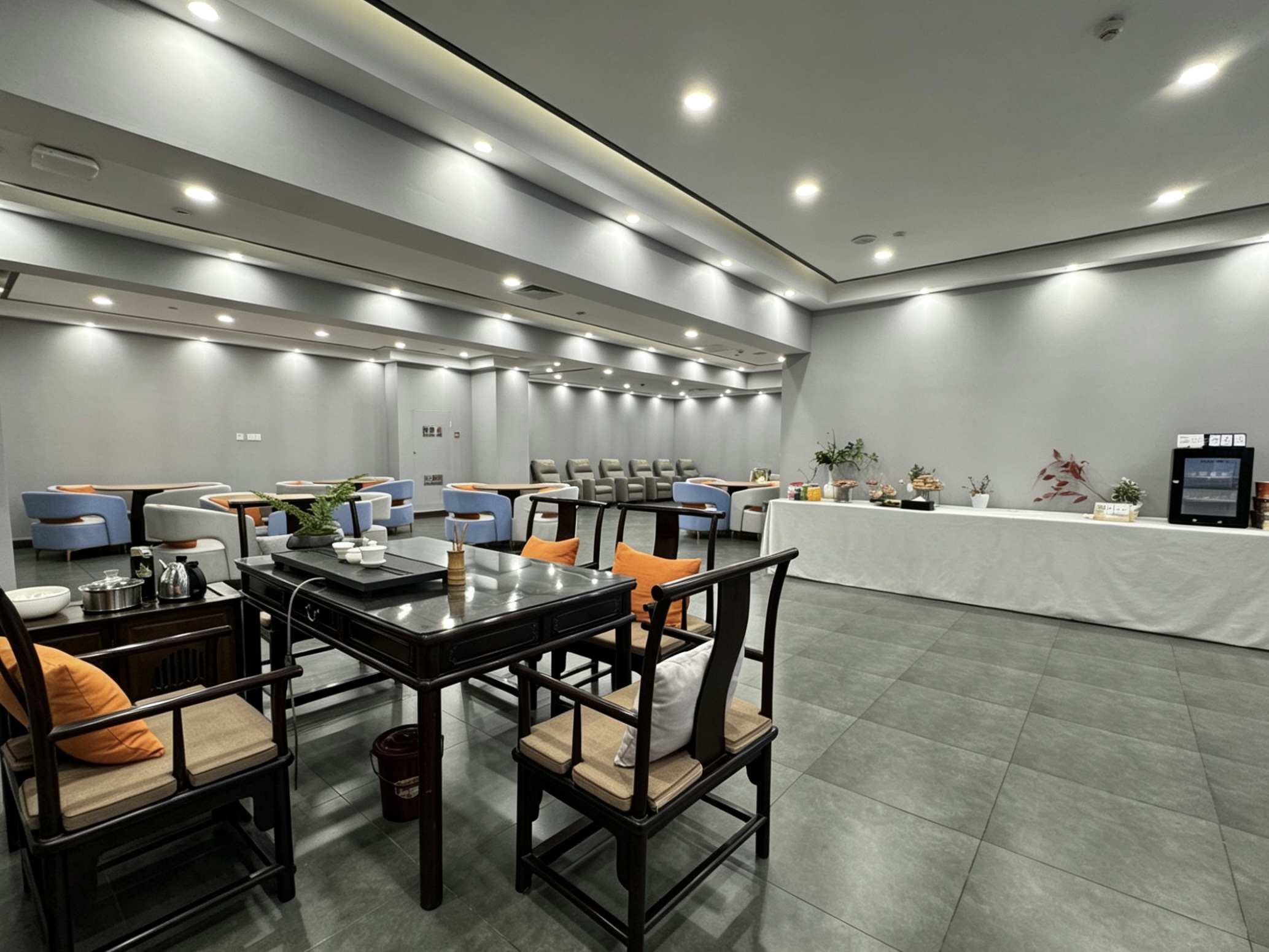 First Class Lounge atmosphere, image 5