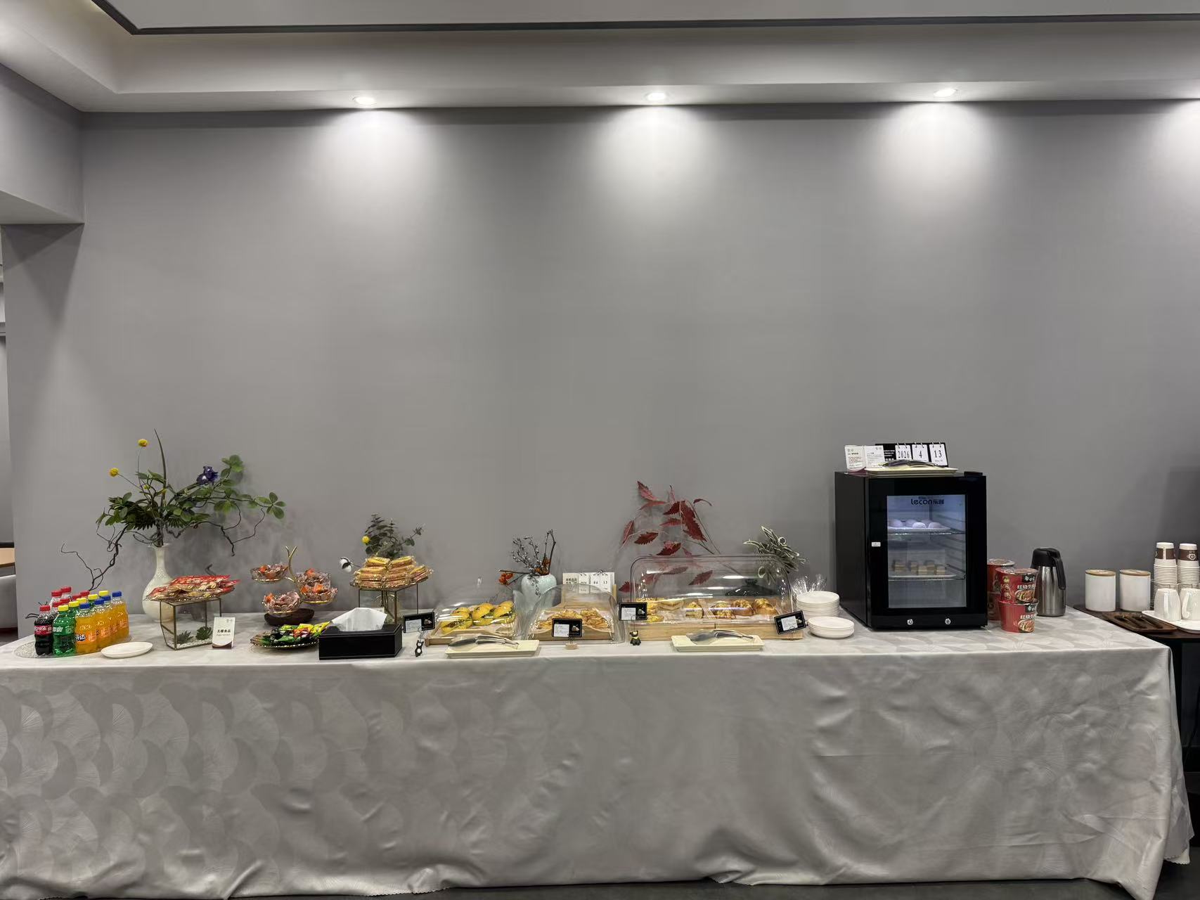 First Class Lounge atmosphere, image 2