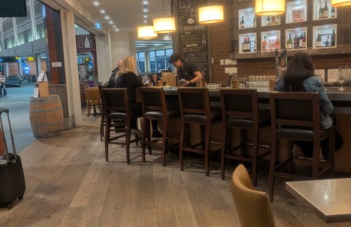 温哥华国际机场Vino Volo (Gate B17)