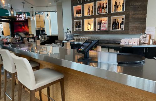 温哥华国际机场Vino Volo (ITB-E, Gate E83)