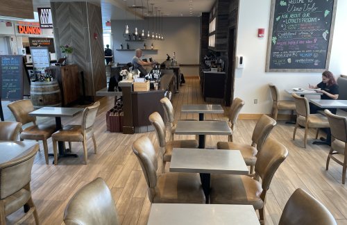 密尔沃基机场Vino Volo (Concourse C, Gate C17)