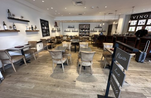 PIT餐食体验厅-Vino Volo (Concourse B, Gate B26)