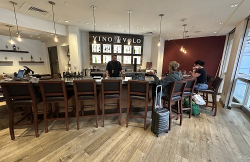 PIT餐食体验厅-Vino Volo (Concourse B, Gate B26)