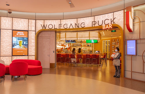 上海浦东国际机场餐食体验厅-Wolfgang Puck Bar